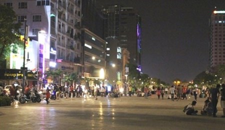 0 gio sang, pho di bo Nguyen Hue co gi?