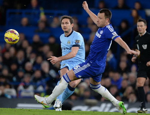 Lampard trong màu áo Man City đối đầu cùng đồng đội cũ John Terry