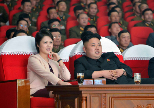 
Chủ tịch Kim Jong-Un và phu nhân xem màn biểu diễn của nhóm Moranbong. Ảnh: Getty
