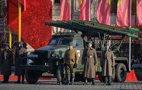 
Những người tham gia cuộc diễu binh kỷ niệm cuộc duyệt binh huyền thoại ngày 7 tháng 11 năm 1941 trên Quảng trường Đỏ ở Moskva, bên dàn hỏa tiễn BM-13 thời Thế chiến II.
