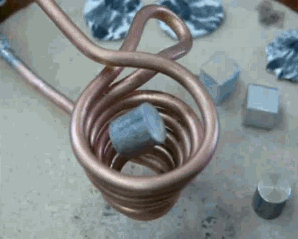 Nung chảy khối kim loại bằng cách cho dòng điện chạy qua cuộn dây đồng tạo từ trường.