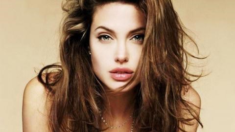 Trên thực tế, hai chiếc răng thỏ đã là biểu tượng cái đẹp và gợi cảm của nhiều người đẹp nổi tiếng thế giới. Angelina Jolie là một trong nnhững cái tên đình đám giúp “định nghĩa lại tiêu chuẩn cái đẹp” này.