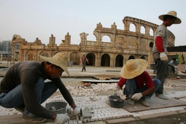 Hình ảnh các công nhân đang cố gắng đẩy nhanh tiến độ xây dựng đấu trường La Mã tại Trung Quốc.