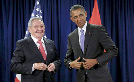 Biểu cảm hài hước của ông Obama khi đứng cạnh nhà lãnh đạo Cuba Raul Castro.