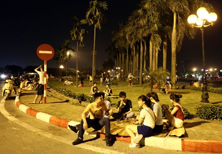 Nang nong ky luc, nguoi Ha Noi un un ra duong hong gio dem