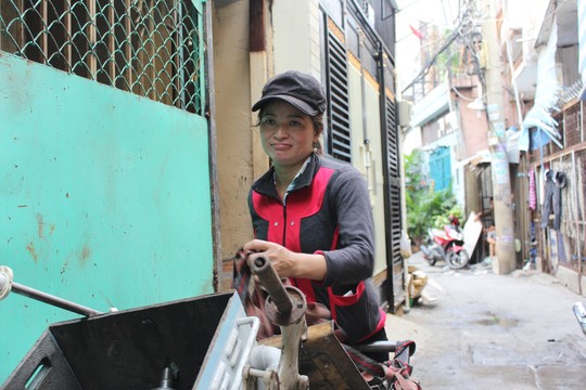 Dù cuộc sống đã đầy đủ nhưng chị Hồng vẫn không bỏ nghề ve chai, ngoài ra còn làm nhiều nghề khác để trang trải cuộc sống gia đình, lo con cái ăn học.