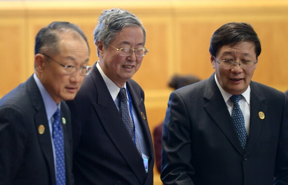 
Bộ trưởng Tài chính Trung Quốc Lầu Kế Vĩ (phải) và Giám đốc Ngân hàng Nhân dân Trung Quốc Châu Tiểu Xuyên (giữa) đều giữ những chức vụ quan trọng từ thời cựu Thủ tướng Chu Dung Cơ.
