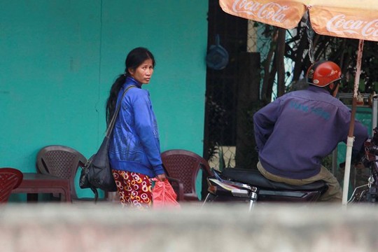 Phía bên kia lộ cách đó không xa là một bà “mẹ mìn” đang quan sát đám trẻ. Thoáng thấy ống kính của phóng viên, bà ta tò vẻ lo lắng và trốn đi