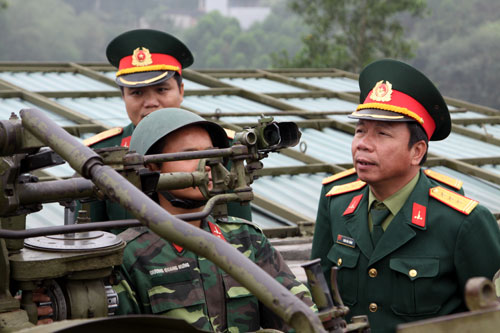 Thượng tá Trần Văn Thắng, Phó lữ đoàn trưởng-Tham mưu trưởng Lữ đoàn 210 (ngoài cùng bên phải) kiểm tra đường ngắm của pháo thủ.