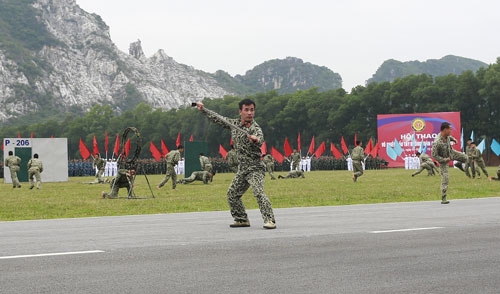 
Các màn biểu diễn võ thuật của Bộ đội Đặc công và Bộ đội Biên phòng tại lễ khai mạc.
