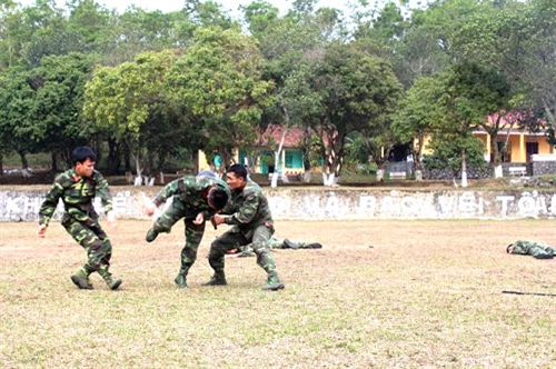 Thế võ một mình chống lại nhiều đối thủ với số đông có vũ khí thể hiện sự mưu trí, tinh thông của người chiến sĩ.