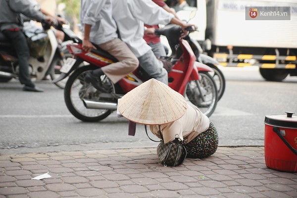 Chị cẩn thận cất tiền vào ngăn sâu vì sợ ai lấy mất.