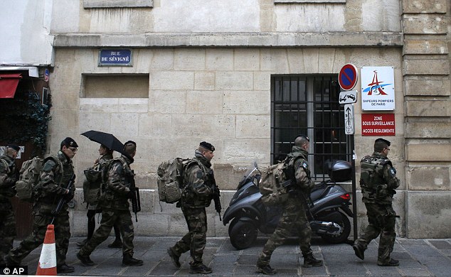 Binh sĩ Pháp tuần tra, bảo vệ an ninh ở Paris sau vụ thảm sát và việc Charlie Hebdo đăng biếm hoạ nhà tiên tri Muhammed.