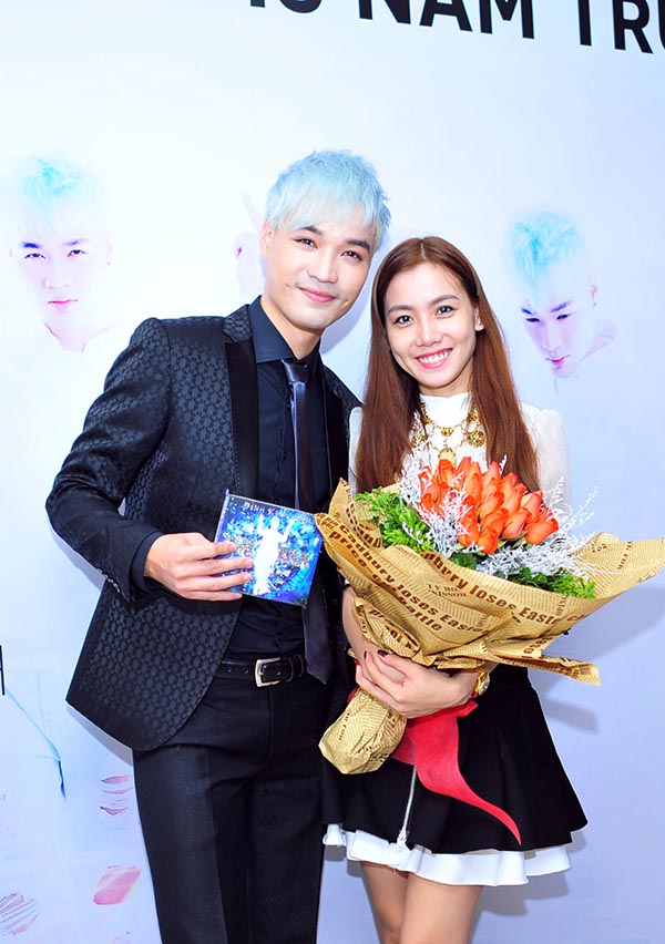 Khải Anh chụp hình với Kim Thanh - vợ nhạc sĩ Nguyễn Văn Chung và cũng là thành viên chung đội Tím với anh ở Cuộc đua kỳ thú.