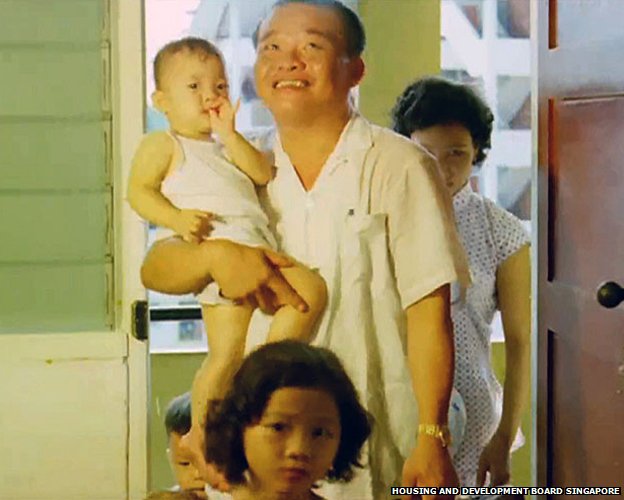 Bức tranh cổ động “Các gia đình hạnh phúc” cho thấy người dân được hưởng lợi từ các dự án nhà ở của Chính phủ Singapore. Ảnh: BBC.