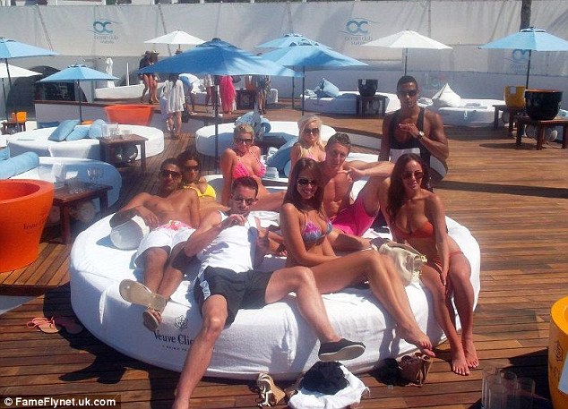 Anh chàng vui vẻ với bạn bè tại CLB Ocean Club ở Marbella, nơi có giá phòng cao nhất lên tới 5790 bảng/ngày