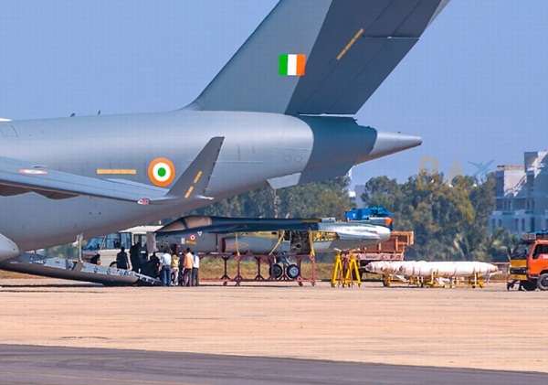 Hay trong một ví dụ điển hình khác, 1 chiếc C-17 Globemaster đã bốc dỡ và vận chuyển một chiếc tiêm kích hạng nhẹ HAL Tejas ở sân bay Bangalore vào ngày 12-1-2014, khi nó vừa được biên chế cho không quân Ấn Độ được vài ngày.