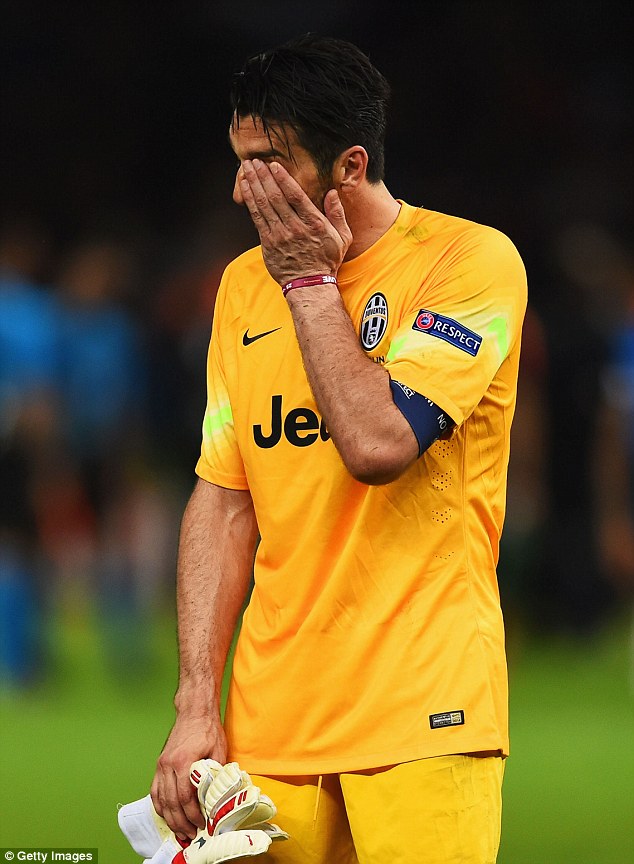 Chưa từng vô địch Champions League nên dù cứng rắn, Buffon vẫn rơi lệ và phải dùng tay lau nhanh khóe mắt.
