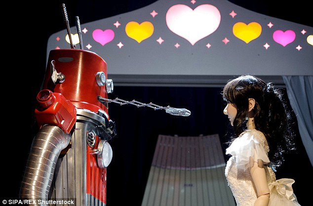 Cặp đôi robot chuẩn bị trao nhau nụ hôn ngọt ngào.