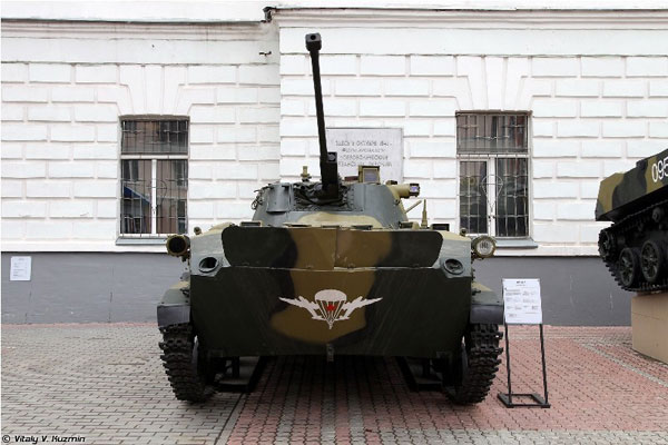 Xe chiến đấu bộ binh BMD-2 được phát triển nâng cấp từ BMD-1 phục vụ từ năm 1985.