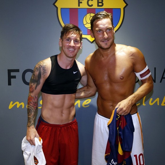 Cuối trận đấu, Messi đổi áo với Totti. Siêu sao người Argentina hào hứng chia sẻ ảnh lên mạng xã hội.