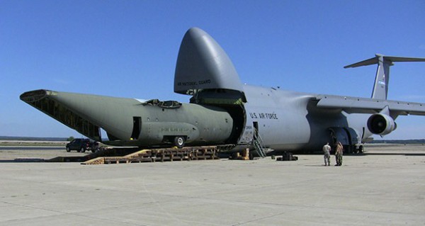 Khung thân 1 chiếc C-130 được đưa vào máy bay C-5.