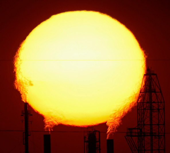 Mặt trời lặn sau nhà máy lọc dầu tại thành phố McPherson, bang Kansas, Mỹ.