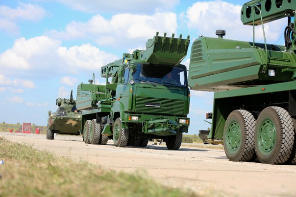 Trong ảnh là đoàn xe gồm 10 chiếc xe công binh Maz. Xe kết hợp giữa khung gầm xe tải Maz 6x6 do Belarus sản xuất và một bộ máy xúc được lắp đặt phía sau để tăng tính cơ động.