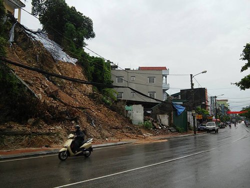 quang ninh: mua lon, mot phu nu bi hut xuong cong tu than - 8