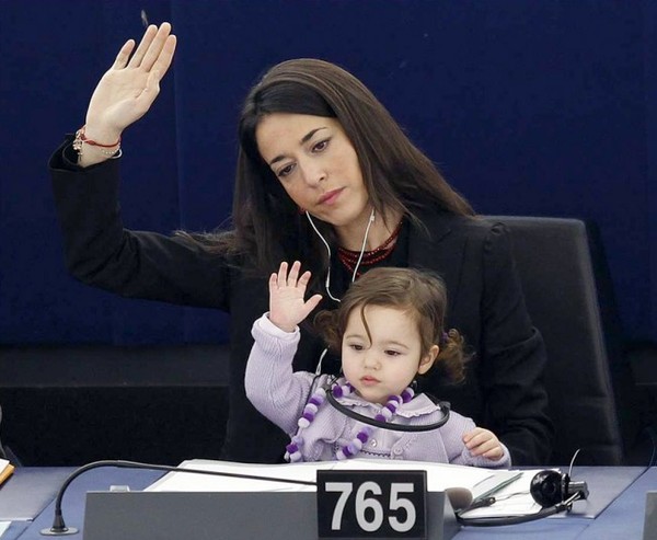 
Hai mẹ con xinh đẹp cùng nhau tham gia biểu quyết trong phiên họp ở Strasbourg, Pháp, lúc này bé Vittoria bé bỏng đã 2 tuổi rưỡi.
