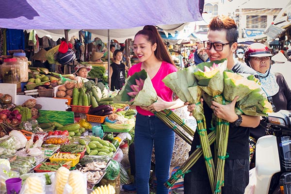 Khi đi bán rong, rất nhiều người đi đường nhận ra Bảo Anh và chủ động ủng hộ nên cô đã tiêu thụ được số lượng lớn hoa trong thời gian rất ngắn.