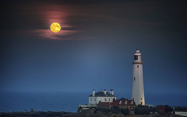 “Siêu trăng” tỏa sáng trên ngọn hải đăng nổi tiếng St Marys ở vịnh Whitley, Anh.