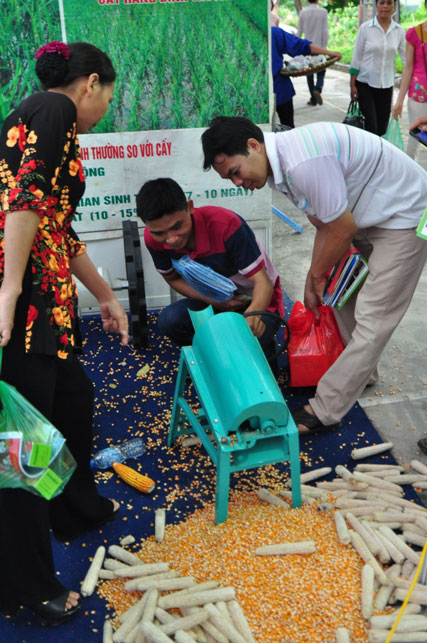 Hội chợ còn giới thiệu đến người xem nhiều loại máy móc, thiết bị do những người nông dân tự sáng chế ra. Trong ảnh là máy tẽ hạt ngô của nông dân Chu Văn Quỳnh (Bắc Giang) với năng suất khoảng 1 tấn/4 giờ.