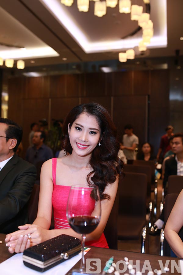 Hoa khôi Nam Em lần đầu tái xuất sau khi đạt thành tích Top 10 Hoa hậu Hoàn Vũ Việt Nam 2015.