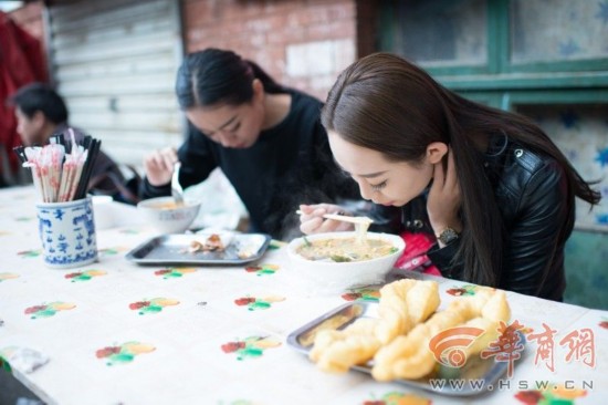 Hai cô gái thường ăn sáng tại quán vỉa vè vì thời gian của họ rất hạn hẹp.