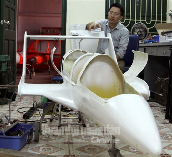 
Một chiếc máy bay không người lái đang trong quá trình được lắp các linh kiện điện tử.
