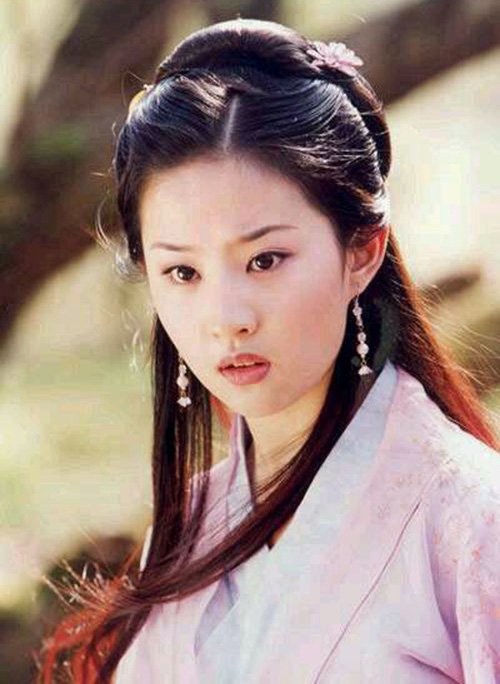 
Khi đóng Thiên long bát bộ (2003), Lưu Diệc Phi có sử dụng miếng dán mí mắt. Điều này đã giúp đôi mắt “thần tiên tỷ tỷ” trông to, tròn và long lanh hơn.
