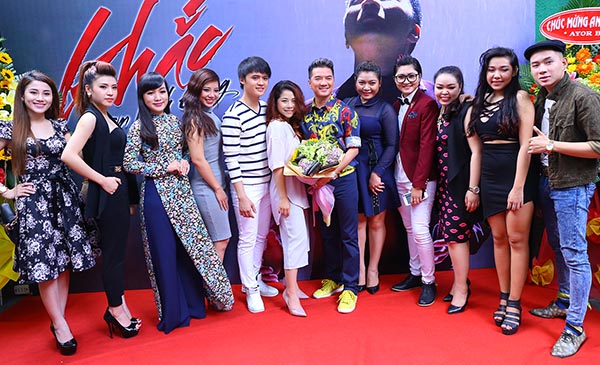 Ngoài Thiều Bảo Trang, dàn thí sinh The Voice, X-Factor cũng có mặt để chúc mừng sư phụ.