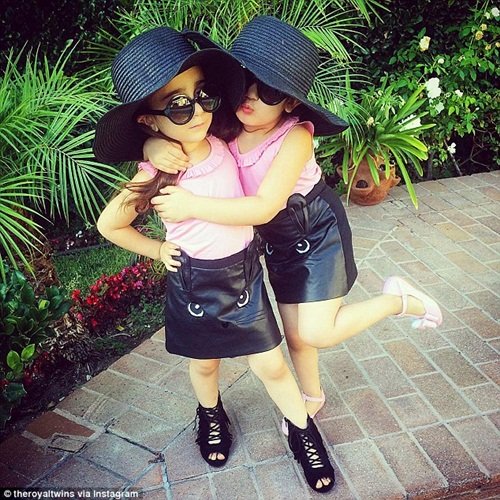 Khi Brittny Gastineau, một ngôi sao truyền hình thực tế đăng tải lại một hình ảnh của Bella và Chloe trên trang Instagram của cô, bạn của Brittny là  Kim Kardashian -  người sở hữu hơn 50 triệu người hâm mộ đã nhận xét rằng, Bella và Chloe rất dễ thương.