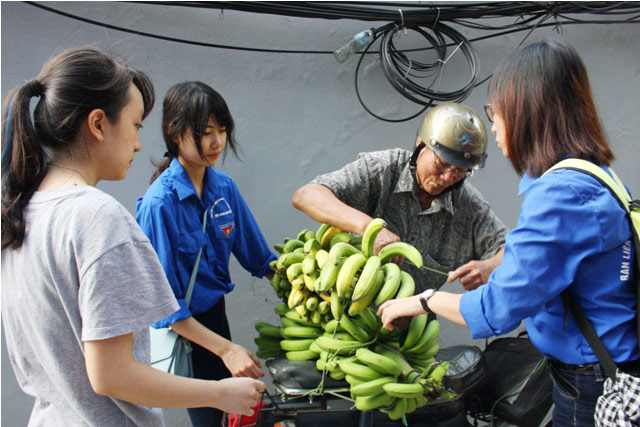 
Ông Nguyễn Quý Khôi (Lạc Trung) cho hay, con gái ông nhờ mua 2 buồng chuối vì biết thông tin ở đây có chuối sạch, an toàn.
