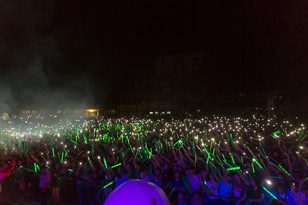 
Tối 22/11, tour xuyên Việt Ngày hội xanh tiếp tục đến với các bạn sinh viên Đại học Cần Thơ. Trước giờ diễn, 15 nghìn khán giả đã có mặt để tận hưởng không khí sôi động của chương trình.
