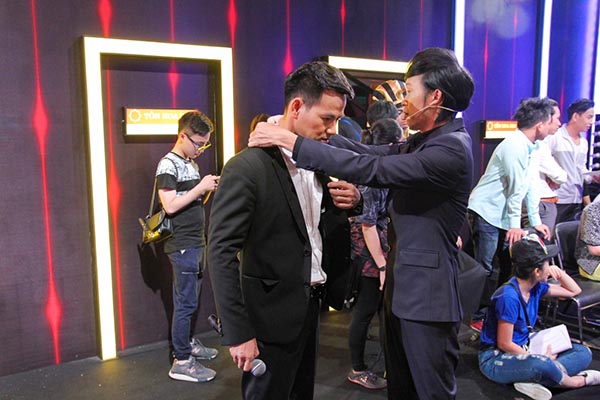Khi chương trình bắt đầu ghi hình, Hoài Linh chỉnh lại trang phục cho MC Xuân Bắc.