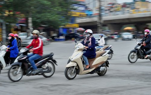 Người đi đường ai cũng khăn, mũ, áo, kính... bịt kín mít để đối phó với cái lạnh.