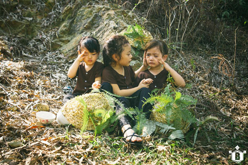 Ba chị em luôn sát cánh bên nhau