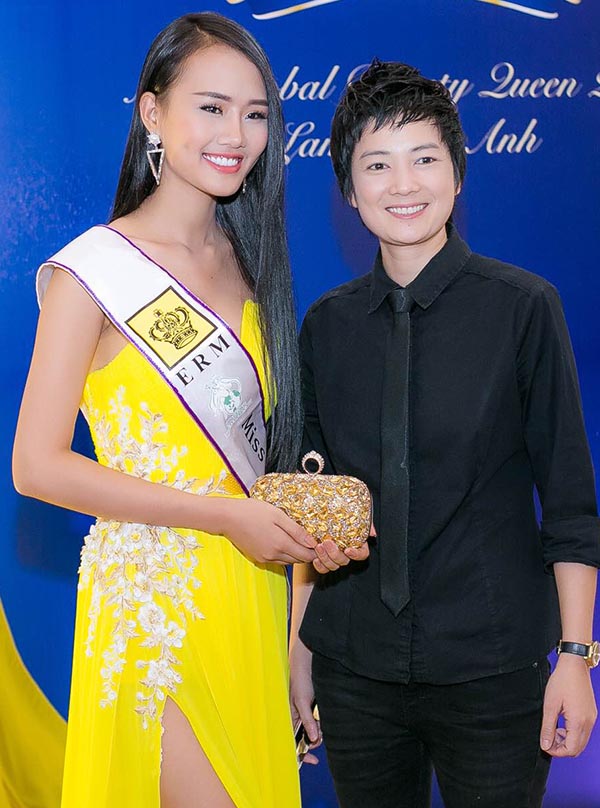 
Sau phần trò chuyện, Lâm Thùy Anh chụp ảnh kỉ niệm với cựu người mẫu Thúy Vinh - 1 trong những người sẽ hỗ trợ cô trong thời gian tới.
