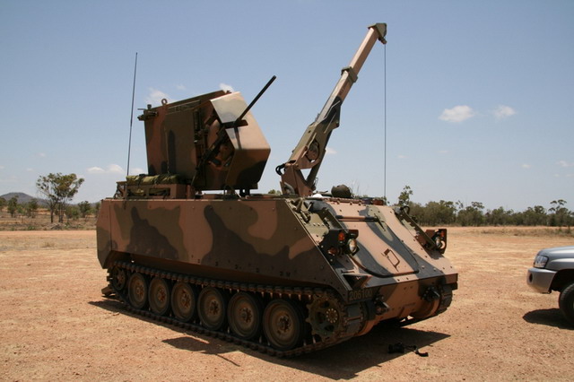 
M113AS4 ARV với vai trò của một xe công binh cỡ nhỏ. Tháp pháo của xe được đơn giản hóa so với mẫu M113AS4 thông thường, một bên tháp pháo có thể nâng lên để giúp cần trục của xe hoạt động dễ dàng hơn.
