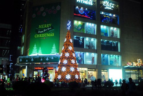 
Trung tâm thương mại Vincom Bà Triệu cũng tạo điểm nhấn bằng một cây thông Noel cao hàng chục mét.
