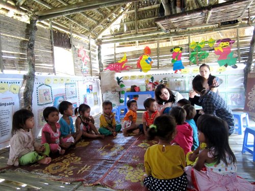 
Trái ngược với sự bỏ hoang lãng phí tại hai điểm trường ở khu tái định cư Tây Triệu Phong là túp lều tranh cũ nát – nơi học tập của cô trò điểm trường mầm non thôn Cù Doong (xã Húc, Hướng Hóa)

