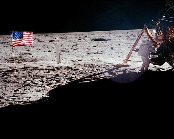 
Lá cờ được Neil Armstrong cắm lên Mặt trăng đã bị xô ngã ngay khi phi hành đoàn rời khỏi nơi này
