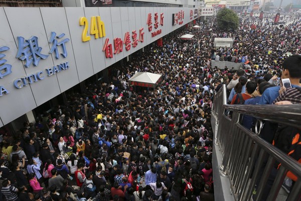 
Hành khách chen lấn vào nhà ga ở thành phố Trịnh Châu trong ngày đầu tiên của kỳ nghỉ lễ Quốc khánh. Bộ Du lịch Trung Quốc ước tính có tới 480 triệu chuyến du lịch đã được thực hiện trong tuần lễ vàng này.
